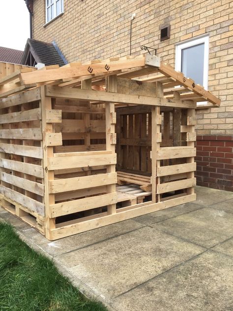 Pallet house Pallet House, Wooden Pallet Projects, Casa In Pallet, Dog Enclosures, Pallet Playhouse, Outdoor Pallet Projects, Pallet Building, Pallet Shed, Build A Playhouse