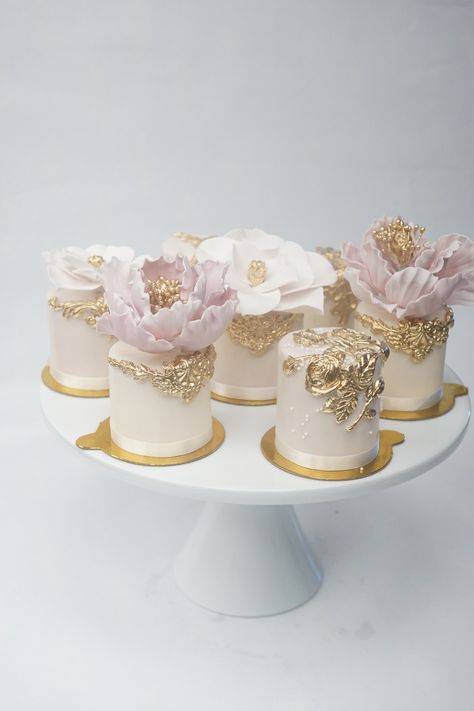 Mini Cakes Wedding Favors, Mini Cakes For Wedding Guests, Tall Mini Cake, Individual Mini Cakes, Mini Square Cakes, Mini Flower Cake, Wedding Mini Cakes, Mini Cake Ideas, Individual Wedding Cakes