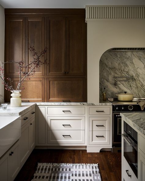 ATLANTA INTERIOR DESIGNER | Dark-stained wood upper cabinets mixed with light-painted lowers is still a 🔥combo, and this showcase of a kitchen designed by… | Instagram Kitchen With Dark Lower Cabinets, Painted Lowers Wood Uppers, Darker Wood Cabinets Kitchen, Dark Floor Light Cabinets Kitchen, Showcase Kitchen, Dark Stained Wood Kitchen Cabinets, English Style Home Interior Design, Dark Upper Cabinets Light Lower Cabinets, Breakfast Cabinet