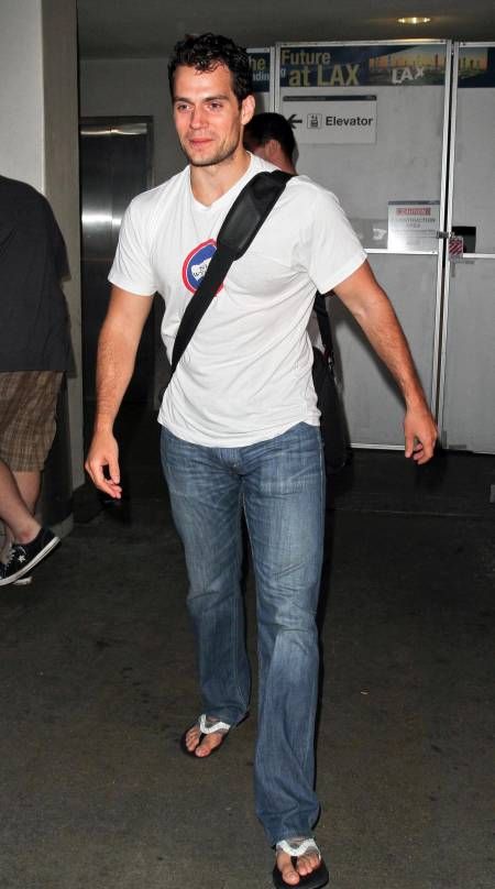 Henry Cavill at LAX airport Lax Airport, Hollywood Men, Matthew Mcconaughey, Men Street, British Actors, Henry Cavill, Look Here, T Shirt And Jeans, Most Beautiful Man