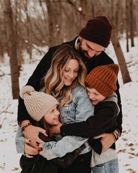 Winter Family Photoshoot, Winter Family Photography, Winter Family Pictures, Outdoor Family Photoshoot, Big Family Photos, Christmas Family Photoshoot, Cute Family Photos, Winter Family Photos, Family Photoshoot Poses