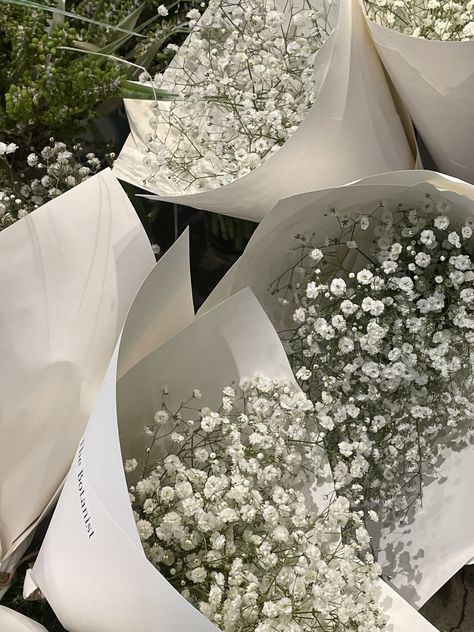 Seni Dan Kraf, Boquette Flowers, Nothing But Flowers, Flower Therapy, Beautiful Bouquet Of Flowers, Beautiful Bouquet, White Aesthetic, Green Aesthetic, Love Flowers