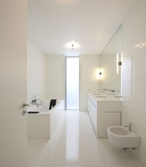 House in Ovar Design Interior Baie, White Bathrooms, Minimalist Bathroom Design, Bilik Air, Scandinavian Bathroom, Interior Minimalista, Decor Baie, White Bath, 아파트 인테리어