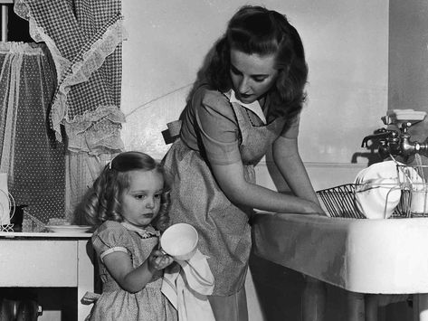 When it comes to housekeeping, you may have inherited some lessons from your parents that are not the best practices. Here is a list of 10 bad habits you may have learned from mom and dad that are actually wrong, and how to break them to create a healthier home. Disinfect Toothbrush, Habits To Change, Breakfast Party Foods, Easy Dinner Casseroles, Culture Quotes, Etiquette And Manners, Plant Problems, Paint Color Palettes, Quick Easy Dinner