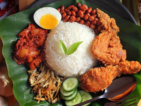 Free Food Delivery, Baked Caprese Chicken, Masakan Malaysia, Street Food Market, Malaysian Cuisine, Creamy Corn, Pork Meat, Nasi Lemak, Malaysian Food