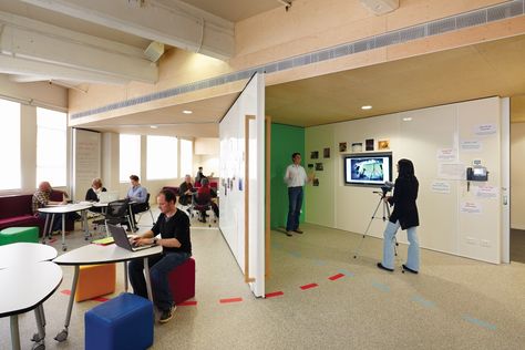 Design and technology: changing classrooms | ArchitectureAU Collaborative Learning Spaces, School Library Design, 21st Century Classroom, School Interior, Innovation Centre, Design And Technology, Collaboration Space, Classroom Technology, Collaborative Learning