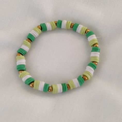 Green Slush Breaded Bracelet Cute Green Bracelet Ideas, Cute Green Clay Bead Bracelets, Green Clay Bead Bracelet Ideas, Green Bracelet Clay Bead, Green And White Bracelet, Bread Bracelet, Summer Green Hand-strung Beaded Bracelets, Bracelets Preppy, Bracelet Stand