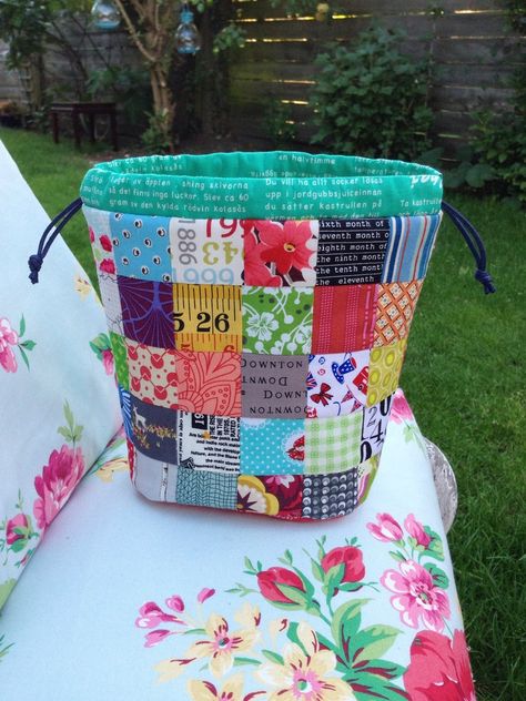 Drawstring Patchwork Bag Pattern Quilted Pouch Sewing - Etsy UK Drawstring Bag Pattern, Patchwork Sewing, Patchwork Tote Bags, Pouch Sewing, Quilt Sewing Patterns, Bag Pattern Free, Crazy Patchwork, Diy Bags Purses, Diy Bags