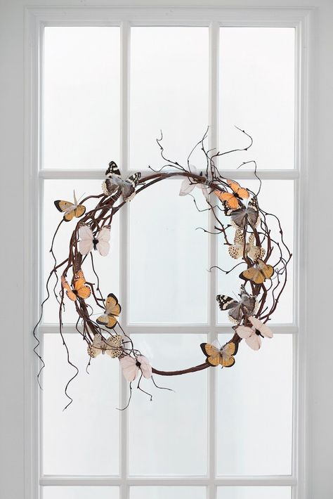 DIY Rustic Butterfly Wreath Diy Butterfly Decor, Diy Butterfly Decorations, Diy Papillon, Takken Decor, Butterfly Wreath, Butterflies Wreath, Diy Spring Wreath, Spring Decoration, Deco Nature