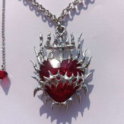 Fashion Vivienne Westwood, Chrome Jewelry, Jewelry Vivienne Westwood, 2000s Jewelry, Jewelry Coquette, Futuristic Jewelry, Jewelry Grunge, Sacred Heart Necklace, Jewelry Anime