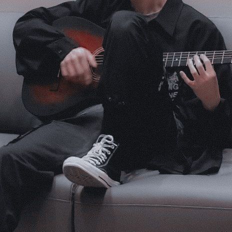 Gitar Vintage, Guitar Guy, Guitar Boy, Perfect Eyebrow, Guitar Obsession, Beautiful Disaster, Txt Yeonjun, Aesthetic Boy, Boys Playing