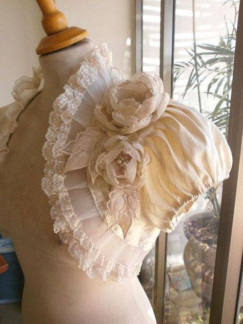 ♥♥♥ Bolero Jacket Wedding, Couture Dior, Moda Steampunk, Gaun Abad Pertengahan, Detail Couture, Mode Steampunk, Lace Shrug, Bridal Shrug, Wedding Shrug