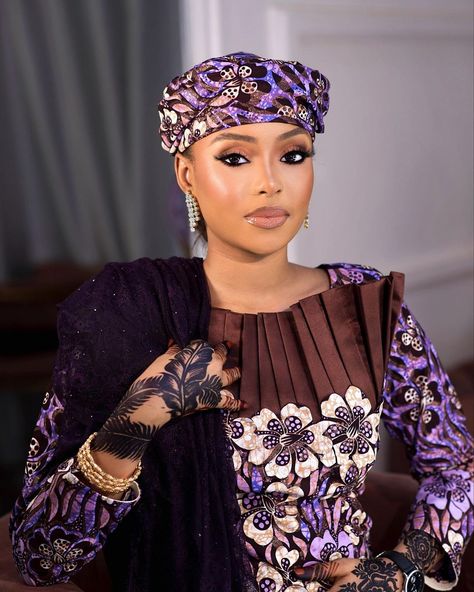 MÉLÒDÝ JACÒB: 15 Beautiful Fulani/Hausa Head wrap Styles Nigerian Wedding Makeup, Bazin Styles, Hausa Bride, African Hair Wrap, Zara Scarf, Nigerian Bride, Traditional African Clothing, Head Wrap Styles, Hair Wrap Scarf