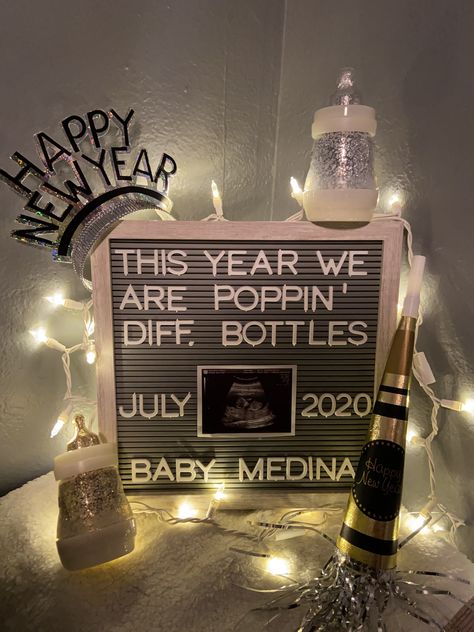 First Pregnancy Announcements, Creative Baby Announcements, Baby Surprise Announcement, Baby Announcement To Husband, Baby Announcement Photoshoot, Creative Pregnancy Announcement, Fun Baby Announcement, Christmas Baby Announcement