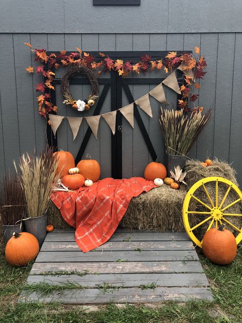 Diy Fall Front Porch Decor, Fall Festival Party, Fall Photo Booth, Decor Photobooth, Fall Festival Decorations, School Fall Festival, Fall Festival Games, Fall Front Porch Decor Ideas, Fall Backdrops