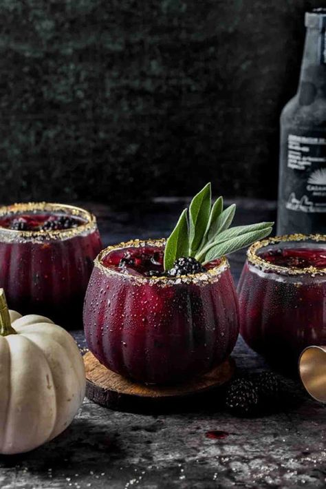 Hobbit Recipes, Blackberry Smash, Blackberry Margarita, Plats Healthy, Boozy Drinks, Halloween Cocktails, Fancy Drinks, Mixed Drinks Recipes, Cocktail Drinks Recipes