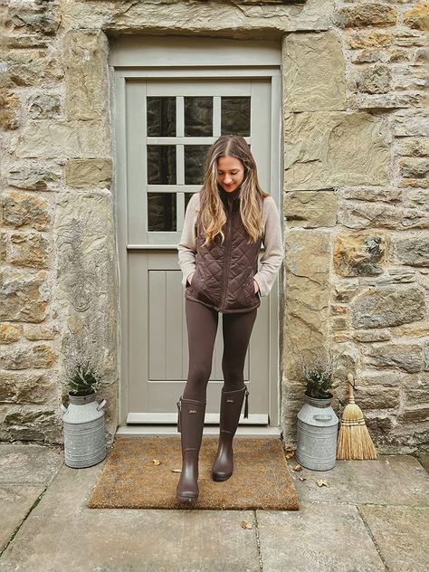 Country Uk Outfits, Autumn Farm Outfit, Joules Outfit Ideas, English Countryside Outfit Fall Fashion, Relaxed Country Outfit, Country Living Outfits, English Country Clothing Women, Agri Outfits Women, British Country Style Summer