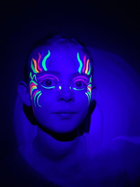 Glow Paint Body Designs, Glow In Dark Face Paint, Glow In Dark Face Paint Ideas, Glow In Dark Makeup Ideas, Glow Body Painting Ideas, Rave Body Painting, Easy Neon Face Paint Ideas, Neon Uv Makeup, Black Light Face Paint Ideas