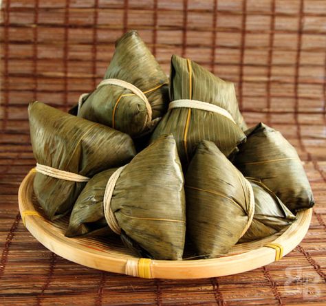 Zong Zi, Rice Dumplings Recipe, Nyonya Food, Rice Dumpling, Chinese Cake, Dim Sum Recipes, Cooking Chinese Food, Chicken Spring Rolls, Chinese Snacks