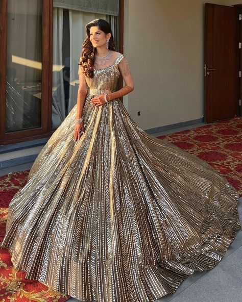 Indian Gown Design, Indian Reception Outfit, Best Wedding Gowns, Latest Traditional Dresses, Engagement Dress For Bride, Bride Reception Dresses, Indian Gown, Indian Reception, Bride Indian