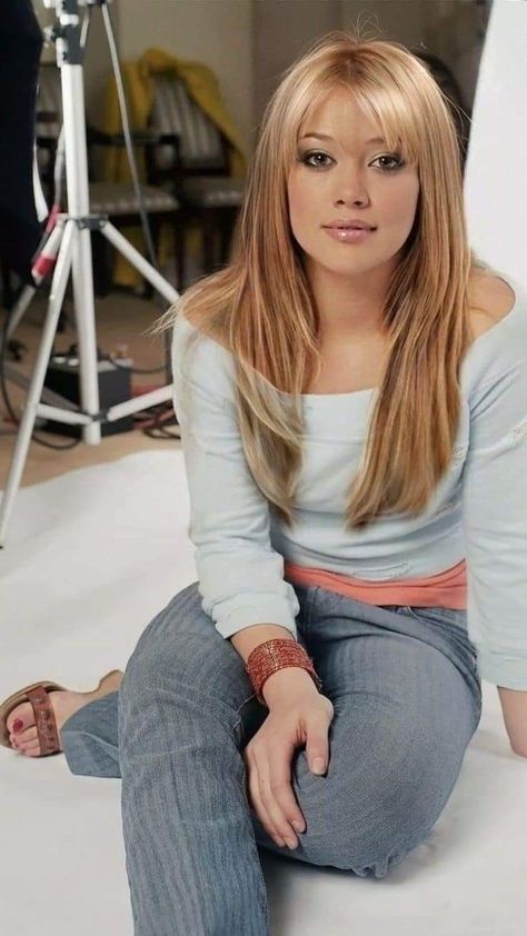 Hilary Duff Haircut, Hilary Duff Hair 2000s, Hilary Duff Outfits 2000s, Hilary Duff Style 2000s, Hillary Duff 2000, Y2k Blonde Hair, Hilary Core, 2003 Makeup, Hilary Duff 2000s