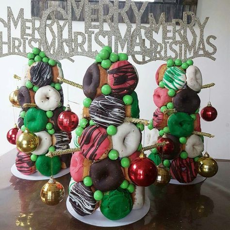 kayter co do donut towers Donut Towers, Appetizer Display, Donut Tower, Christmas Boards, Fruit Appetizers, Board Party, Christmas Board, Christmas Event, Mini Donuts