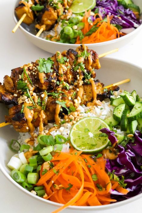 Chicken Satay – Spring Roll Bowls - Moribyan Chicken Kabob Bowl, Chicken Satay Rice Bowl, Chicken Skewers With Rice, Chicken Bahn Mi Bowl, Healthy Chicken Bowls, Asian Bowl Recipe, Chicken Nourish Bowl, Dinner Ideas Healthy Clean Eating, Healthy Thai Food