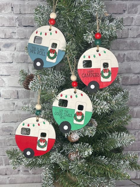 Wooden Circle Snowman Ornament, Ornaments Made From Wood Slices, Make And Take Christmas Ornaments, Craft Show Ornaments, Christmas Camper Painting, Wood Carved Ornaments Christmas Decorations, Diy Camping Ornaments, Painted Christmas Ornaments On Wood, Wood Disc Ornaments Kids