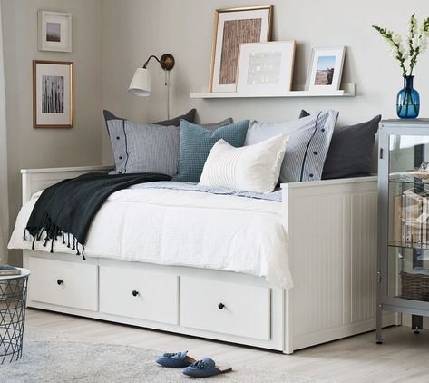 A bright spare bedroom with a HEMNES daybed that has 3 drawers Organize A Small Bedroom, Bedroom Furniture Inspiration, Daybed Room, Guest Bedroom/office, Small Guest Bedroom, Bedroom Curtain, Ikea Bedroom, Guest Room Office, Dekorasi Kamar Tidur