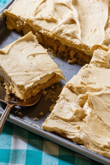 Peanut Butter Sheet Cake, Spicy Southern Kitchen, Peanut Butter Icing, Pudding Chia, Pumpkin Sheet Cake, Potluck Desserts, Quick Cake, Cake Mug, Chocolate Sheet Cake