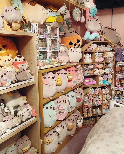 Emily Jane Simpson 💓 on Instagram: “Pusheen army 😻 Always watching 👀😆💕✨ • • Some items pictured were gifted • • • #pusheen #gund #pusheenthecat #pusheenbox #kawaiiaesthetic…” Mariah Elizabeth, Pusheen Collection, Pusheen Cute, Emily Jane, Always Watching, Pusheen Cat, Kawaii Aesthetic, Pusheen, Displaying Collections