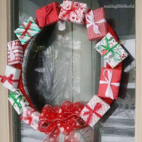 Gift Box Wreath Tutorial  This is cute, but if I do it I will add some greenery around & between the 'gifts' to fill it out some! -ns Crafting Nook, Winter Wreath Diy, Gift Wreath, Christmas Wreaths To Make, Diy Simple, Wreath Diy, Etsy Christmas, Wreath Tutorial, Christmas Crafts Decorations