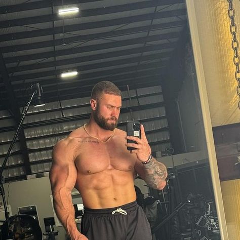 Chris Bumstead on Instagram: "Me taking no days off thinking our baby girl is going to come soon. She’s not even born yet and already pushing me to be better🙃 I’d say she’s late, but being the king of being late myself I prefer the philosophical view that: whenever you show up is exactly when you were meant to. 😉  ( @cbumfitness drop April 24 )" Big Muscular Men, Men Anatomy, Men Muscles, Chris Bumstead, Oni Tattoo, Aesthetics Bodybuilding, No Days Off, Man Anatomy, Gym Boy