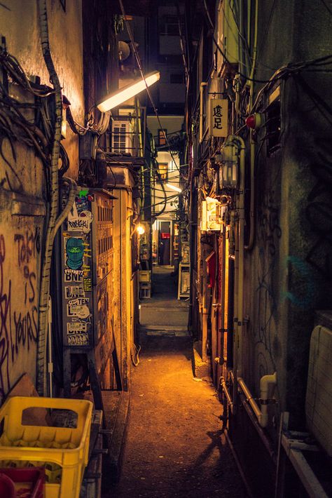 Carl Haupt. Favelas Brazil, Alley Way, Visuell Identitet, Back Alley, Cyberpunk City, Cyberpunk Art, Urban Fantasy, Environment Concept Art, City Aesthetic