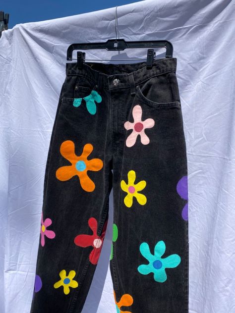 Jeans With Art On Them, Painted Flare Jeans, Jeans Painting Flowers, Jeans Hand Painted, Designs For Jeans Painting, Fabric Painting Jeans, Pant Pocket Painting, Painted White Jeans Diy, Painted Jeans Inspiration