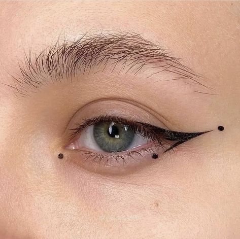 Dotted Eyeliner, Interesting Eyeliner, Graphic Liner Hooded Eyes, Simple Graphic Eyeliner, Simple Graphic Liner, Fun Eyeliner, Teknik Makeup, Mode Tips, Graphic Makeup