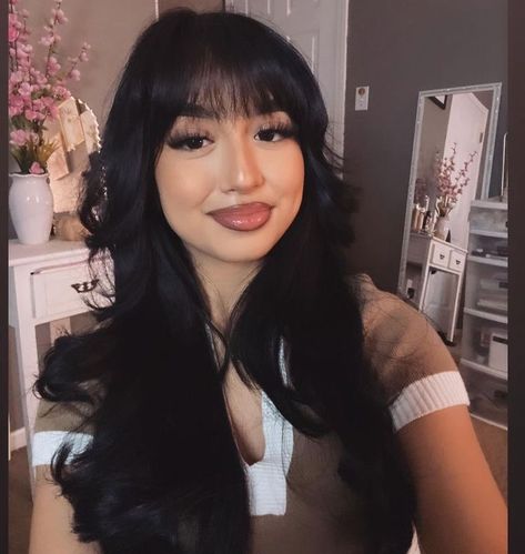 Latina Bangs, Pfp Latina, Black Hair Bangs, Jet Black Hair, Hair With Bangs, Cute Makeup Looks, Haircuts Straight Hair, Haircuts For Long Hair, Hair Inspiration Color