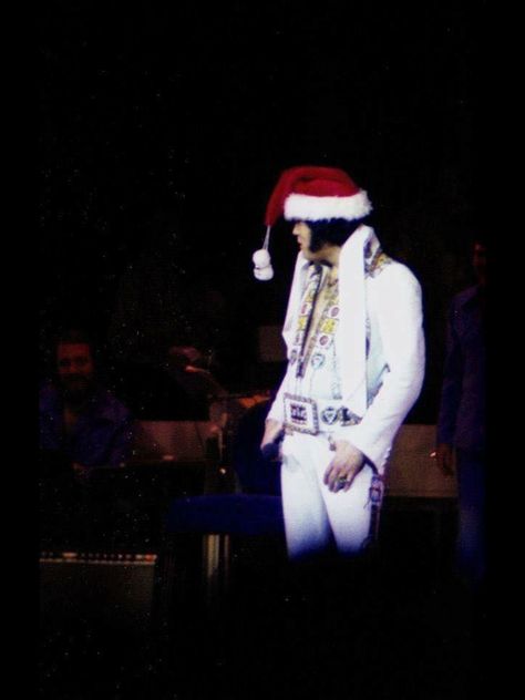 #elvis in Santa hat. Christmas was his favorite holiday. Elvis Presley Christmas, Elvis Wallpaper, Pics For Fb, Elvis Jumpsuits, King Elvis Presley, Elvis In Concert, Merry Christmas Baby, Monday December, Elvis Presley Pictures