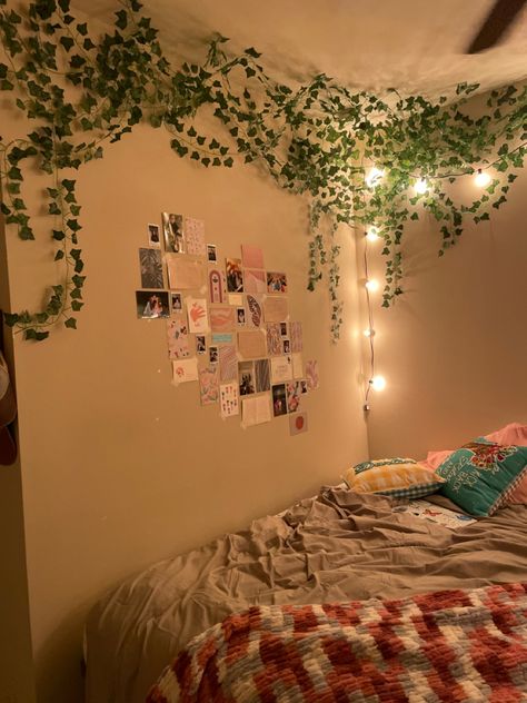 Room Decor Leaves On Wall, Vines Around Door Bedroom, Greenery Wall Bedroom Ideas, Living Room Vines Decor, Fake Vines Over Bed, Light And Vine Wall, Leave Vine Room Decor, Ways To Put Fake Vines In Your Room, Picture Wall With Vines