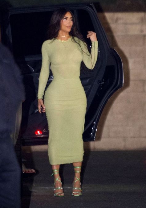 Kim K Dresses, Kardashian Girls, Estilo Kardashian, Trajes Kylie Jenner, Kim Kardashian Dresses, Kim Kardashian Outfits, Modest Casual Outfits, Kim K Style, Kardashian Outfit