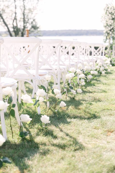 Garden Of Roses, Wedding Aisle Outdoor, Wedding Isles, White Roses Wedding, Anniversary Surprise, Love Party, Aisle Flowers, Wedding Aisle Decorations, Flowers Beautiful