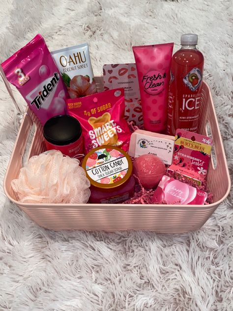 Custom Gift Basket Ideas, Small Present Ideas Friends, Pink Gift Box Ideas Birthday, Cheap Birthday Basket Ideas, Sleepover Gift Basket, Gift Basket Ideas Cheap, Pink Themed Gift Basket, Cheap Gift Basket Ideas, Small Gift Basket Ideas