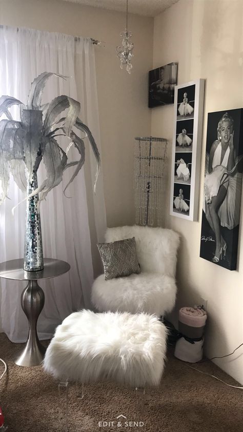 Marilyn Monroe glamour bedroom Marilyn Monroe House Decor, Marilyn Monroe Closet, Hollywood Glam Room Ideas, Marilyn Monroe Room Aesthetic, Marilyn Monroe Bedroom Ideas Decor, Marilyn Monroe Decor Bedroom, Marilyn Monroe Themed Bedroom, Marilyn Monroe Living Room Ideas, Marilyn Monroe Decor Living Room