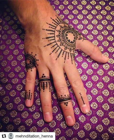 #follow@hennafamily #hennafamily #Repost @mehnditation_henna  Practicing this design with finger variations #henna #mehnditation #mehndi #meditation #losangeleshenna #losangeles #losangelesartist #losangelesart #menshenna #manhenna#menna #hennaharc Henna Men, Men Henna Tattoo, Tattoo Main, Jagua Henna, Henna Designs For Men, Henna Inspired Tattoos, Henna Tattoo Hand, Henna Tattoo Designs Hand, Simple Henna Tattoo