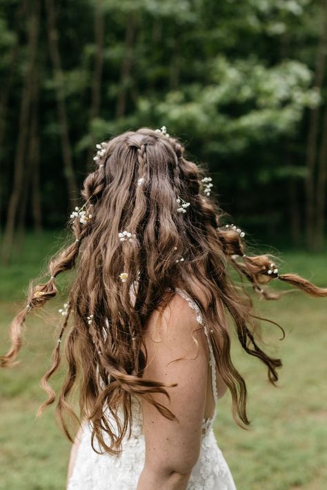 Forest Theme Hairstyles, Crunchy Wedding Dress, Forest Fairy Wedding Hair, Flower Hair Styles, Wild Wedding Hair, Woodland Fairy Wedding Hair, Whimsical Hair Wedding, Enchanted Forest Homecoming Dress, Woodsy Hairstyles