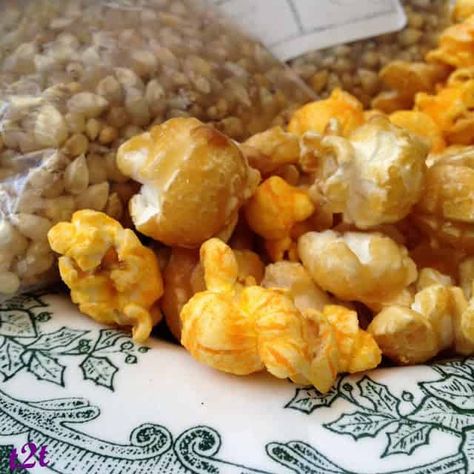 Cheddar Cheese Popcorn Chicago Style Popcorn, Chili Popcorn, Caramel Recipe Easy, Popcorn Flavors, Savory Popcorn, Cheese Popcorn, Cheddar Popcorn, Popcorn Mix, Flavored Popcorn