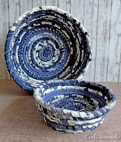 These bowls are perfect in just about any room of the home to keep you small things organzied. Coiled Fabric Basket, Folded Fabric Ornaments, Blue Jeans Crafts, Fabric Bowls, Quilted Christmas Ornaments, Scrap Material, Diy Basket, Rope Crafts, Denim Crafts