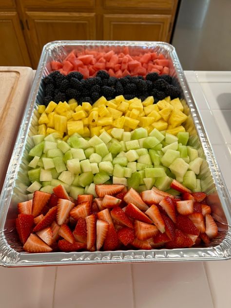 Fruit Party Platter Ideas, Birthday Food Platter Ideas, Birthday Cookout Food Ideas, 2nd Birthday Fruit Platter, Fruit On Dessert Table, Birthday Foods For Adults, Fruit Containers For Party, Tray Of Fruits, Fruit Graduation Party