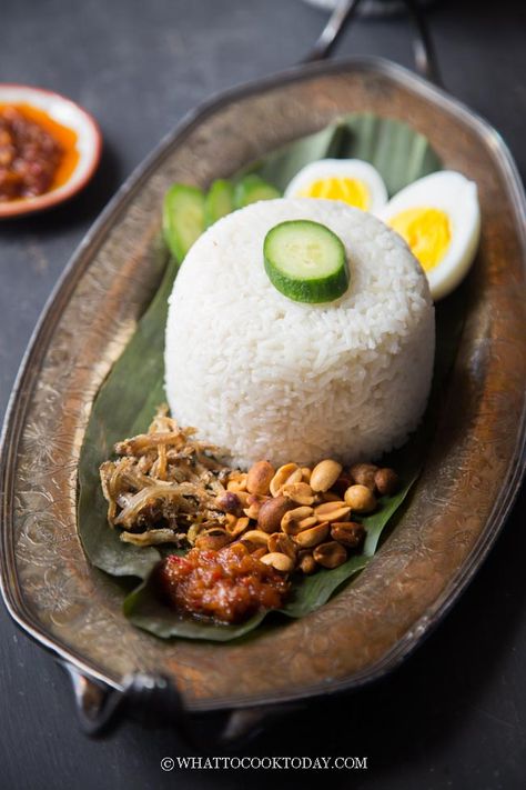 Asian Food Photography, Bali Food, Breakfast Photography, Malaysian Cuisine, Food Photoshoot, Nasi Lemak, Food Photography Inspiration, Food Photography Tips, Malaysian Food