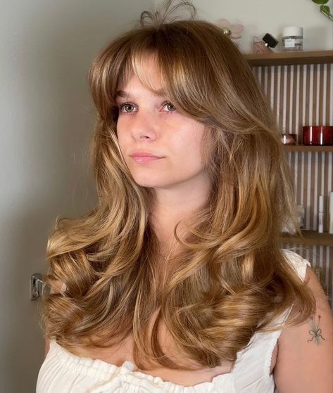 Women’s 90s Haircut, Haircut Medium Wavy Hair, 90s Wavy Hair, Long 90s Layered Hair, Long Hairstyles With Layers And Bangs, Rounded Long Layers, Layered 90s Haircut, 90s Hair Cut, 90 Haircut